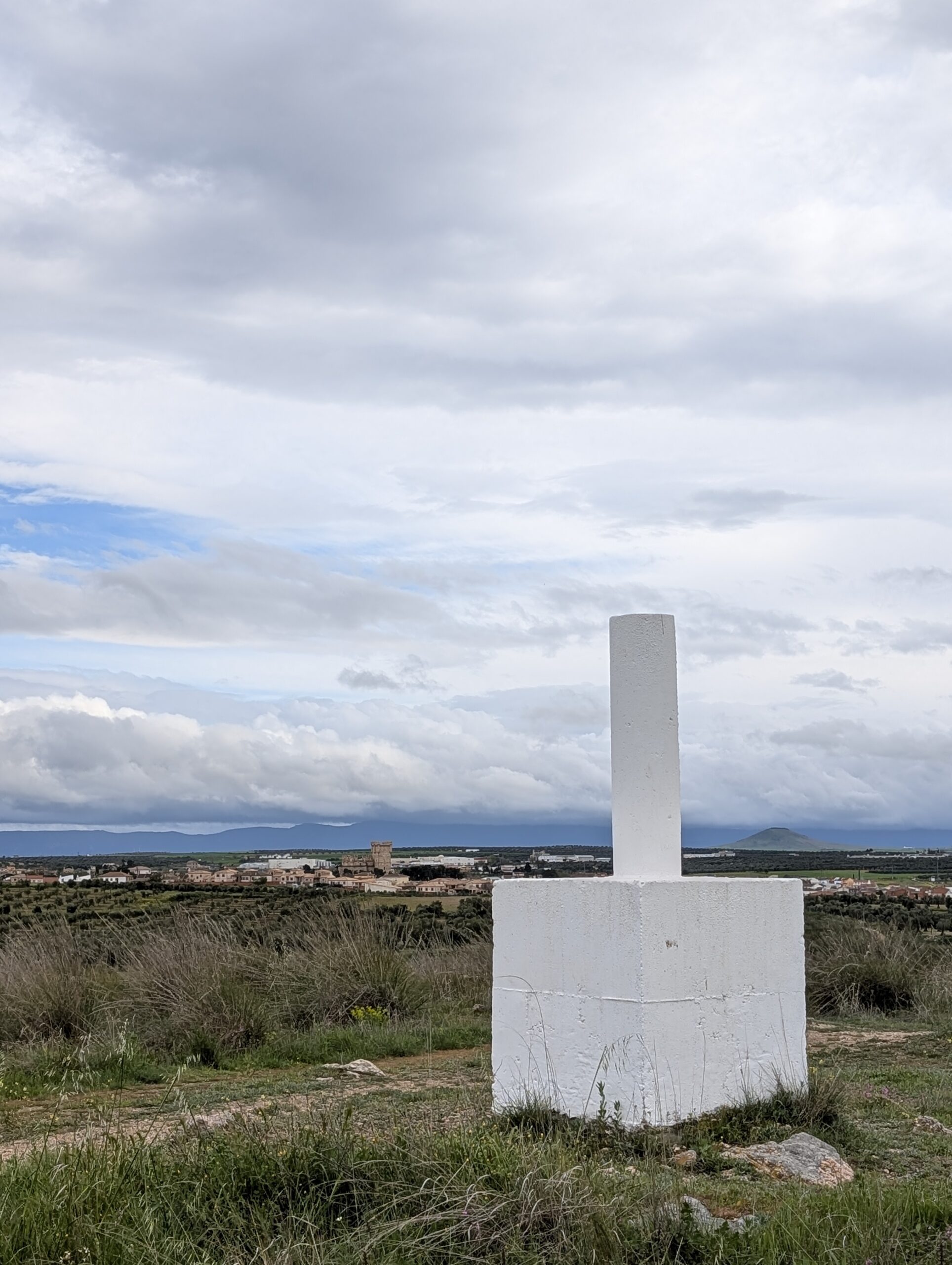 Castillo y Sierra de Noez de fondo